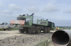 Les tubes acheminés des dépôts par la route sont disposés sur le chantier par des véhicules 8/8